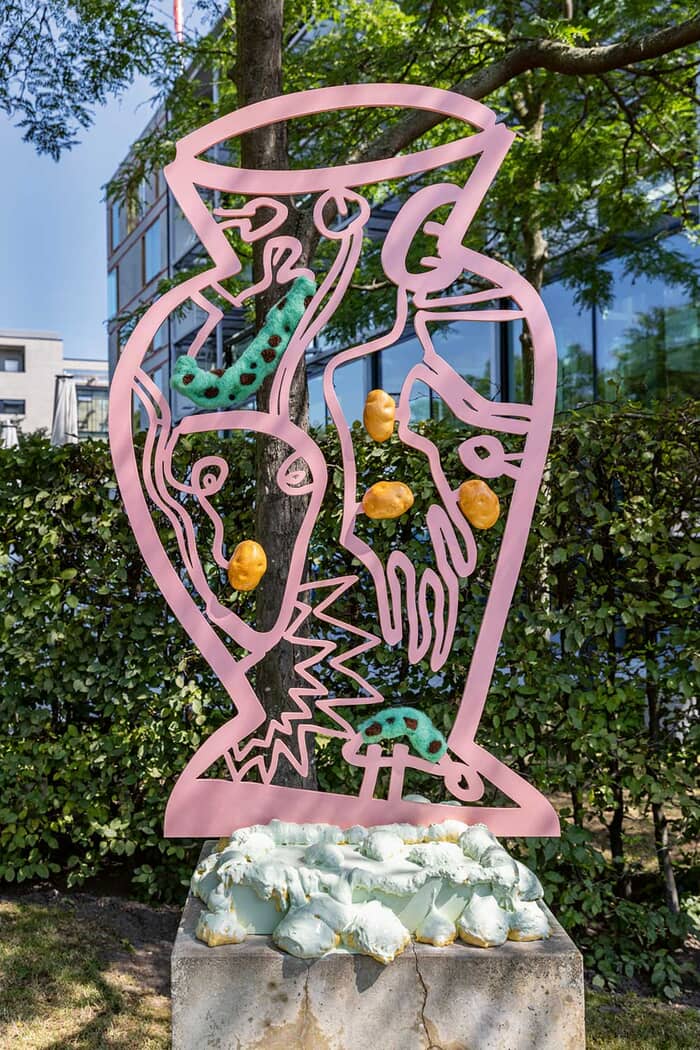 Szenenwechsel (Der fünfte Sockel) by Verena Issel