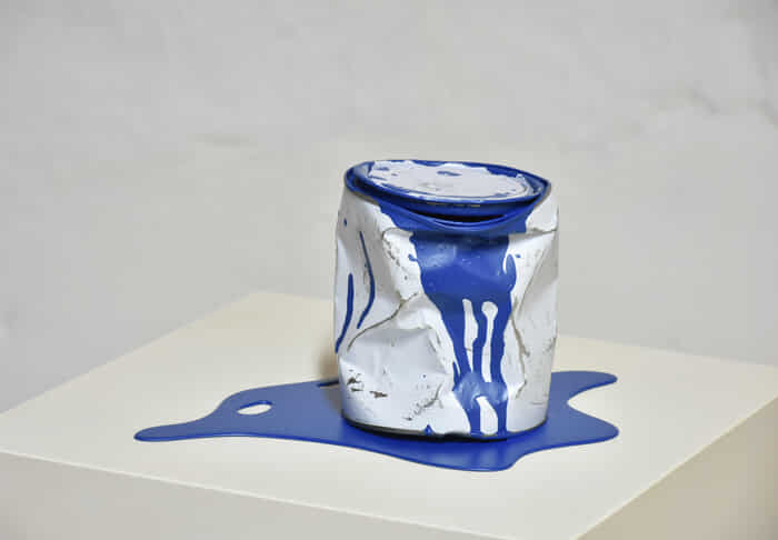 Le vieux pot de peinture bleu von Yannick Bouillault
