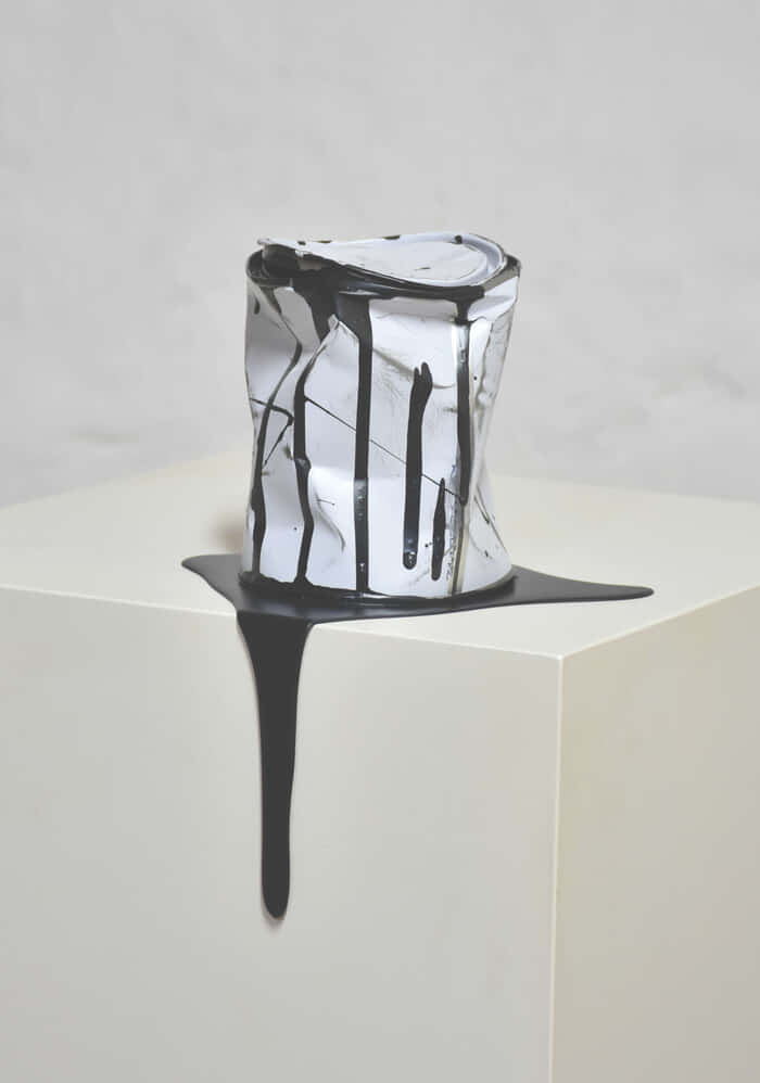 Le vieux pot de peinture noir by Yannick Bouillault