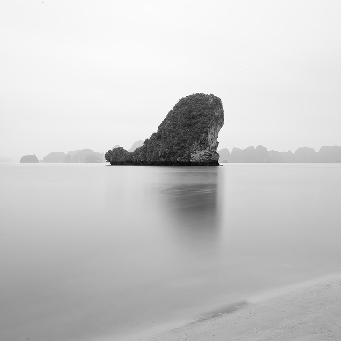 Karsts I, Ha Long Bay, Vietnam von Geoffrey Ansel Agrons